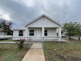 401 W Elm St in Laredo, TX - Building Photo