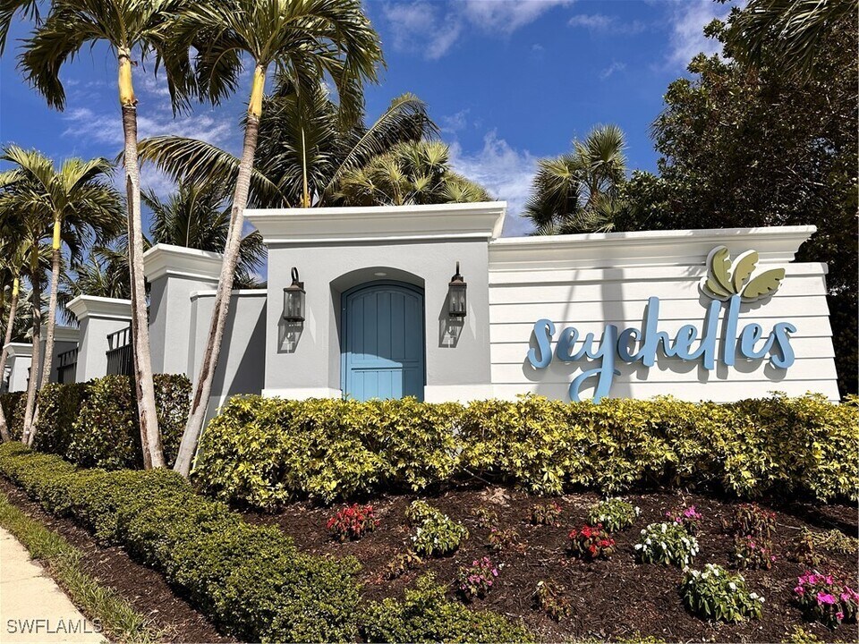 2646 Seychelles Cir in Naples, FL - Building Photo