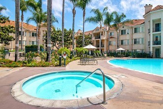 550 Camino De La Reina in San Diego, CA - Building Photo - Building Photo