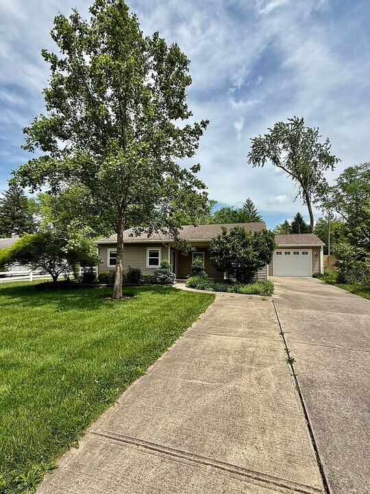 741 Oswego Rd in Carmel, IN - Foto de edificio