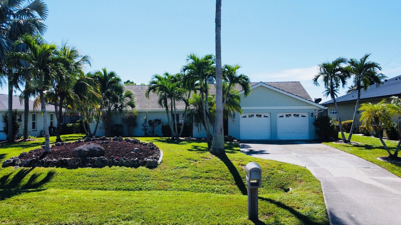 1934 Everest Pkwy in Cape Coral, FL - Building Photo