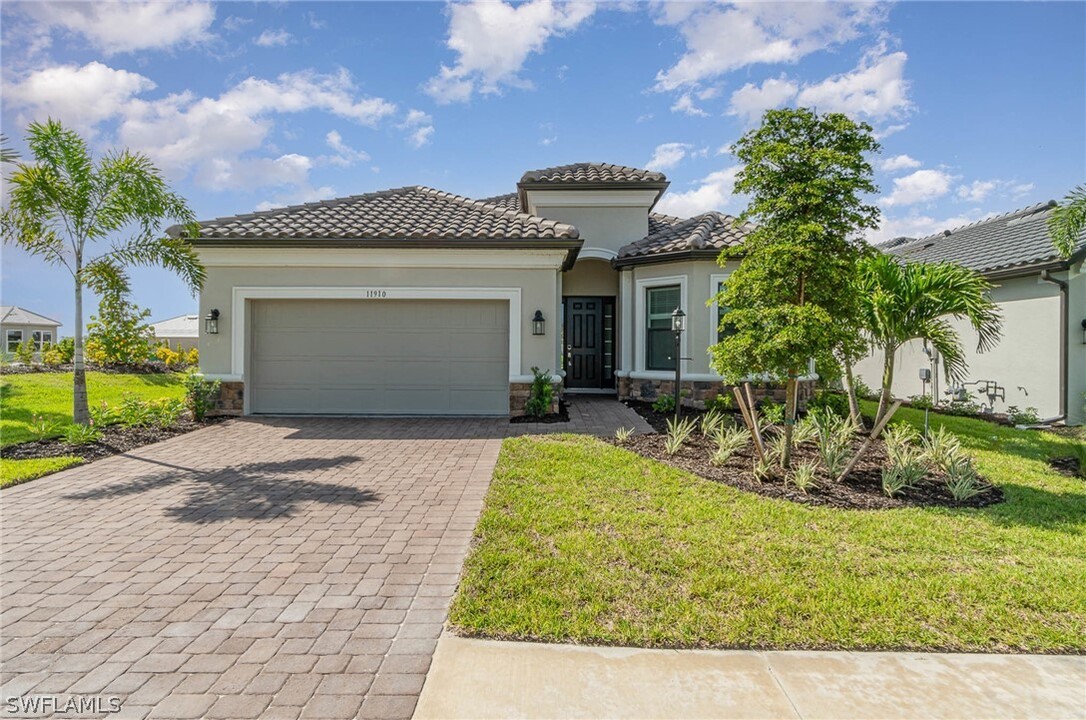 11910 Molto Dr in Miromar Lakes, FL - Foto de edificio