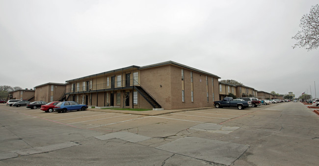 The Mirage Apartments in Arlington, TX - Building Photo - Building Photo