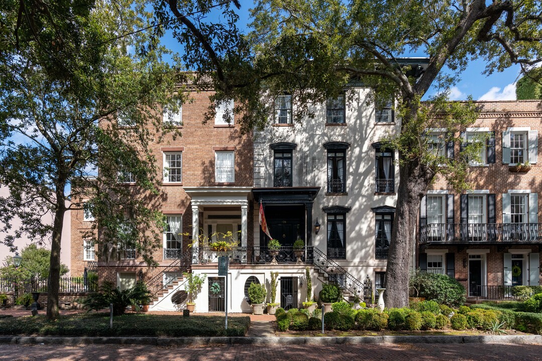 120 W Jones St in Savannah, GA - Foto de edificio