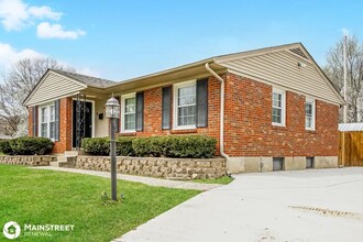 3552 Lisbon Ln in Louisville, KY - Building Photo - Building Photo