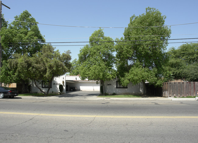 1049 S Frankwood Ave in Reedley, CA - Foto de edificio - Building Photo