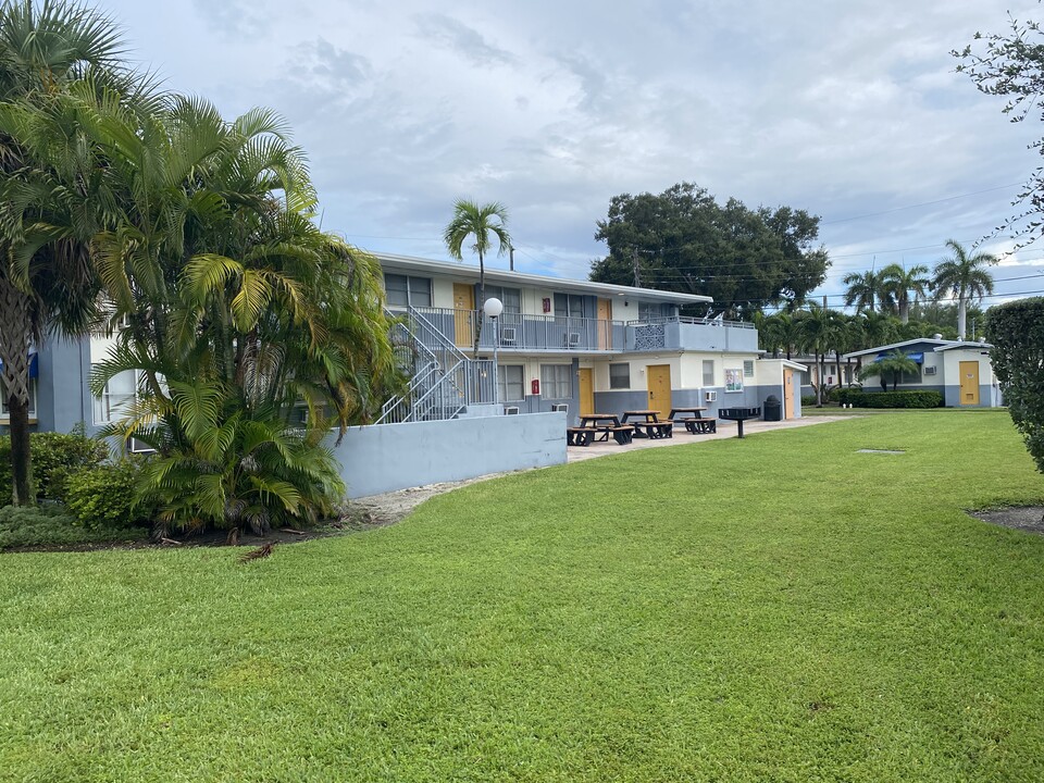 1642 NE 127th St in North Miami, FL - Foto de edificio