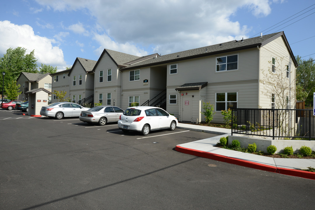 Kinnaman Crossing in Beaverton, OR - Building Photo