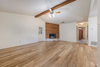 2109 Holly Springs Dr in Taylor, TX - Building Photo - Building Photo