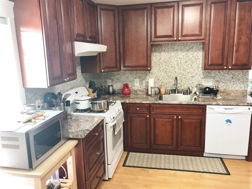 939 Broadway in Somerville, MA - Building Photo