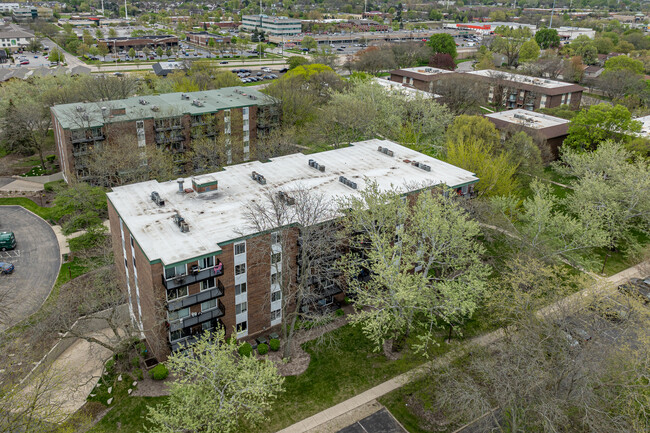 Pebblewood Estates Condominiums in Naperville, IL - Building Photo - Building Photo