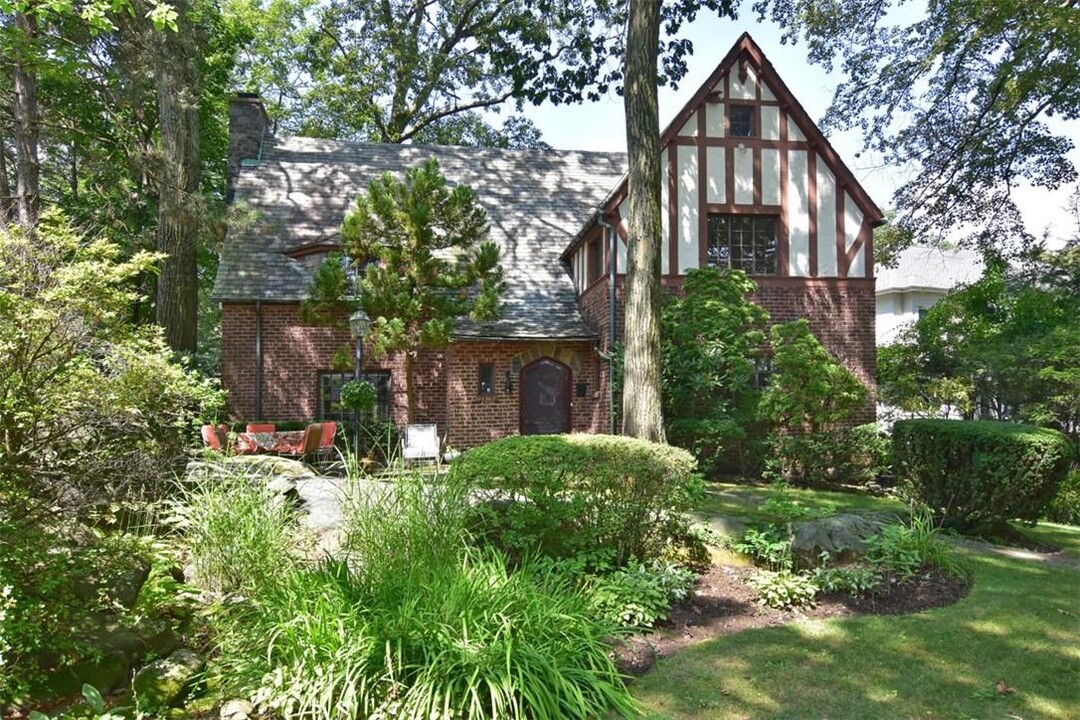 27 Bretton Rd in Scarsdale, NY - Building Photo