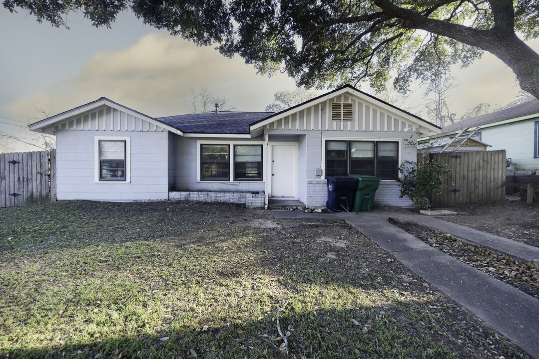 806 E Stone St in Brenham, TX - Building Photo