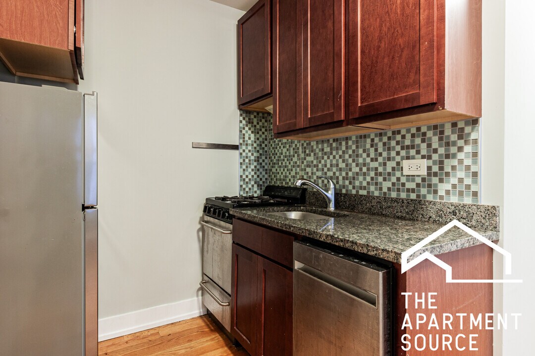 2907 N Mildred Ave, Unit O1 in Chicago, IL - Building Photo