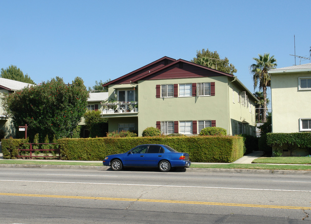 5854 Woodman Ave in Van Nuys, CA - Building Photo