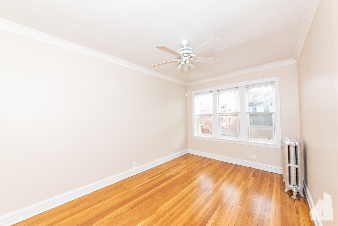 4042 N Mozart St, Unit 2w in Chicago, IL - Building Photo