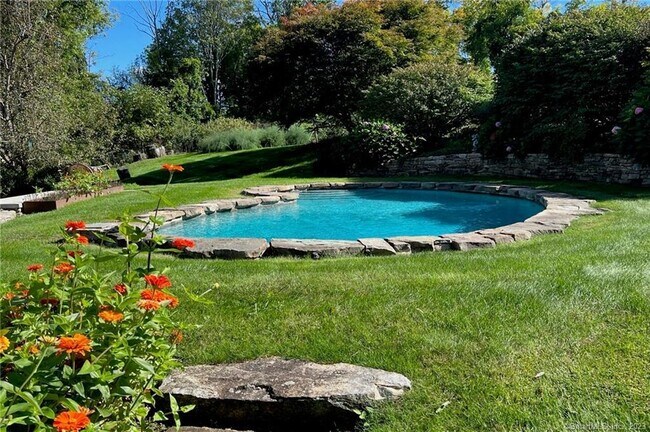 11 Rolling Hills Dr in Sharon, CT - Building Photo - Building Photo