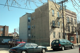 88 Wallis Ave in Jersey City, NJ - Foto de edificio - Building Photo