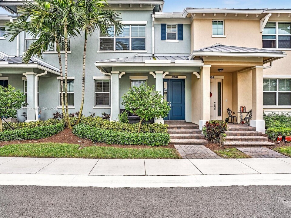 3976 Poinciana Ln in Hollywood, FL - Building Photo