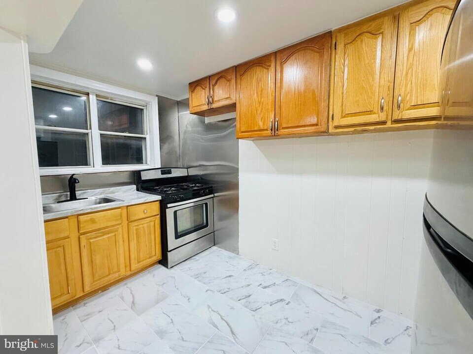 607 E Carver St in Philadelphia, PA - Building Photo