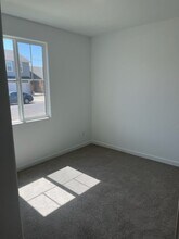 2496 W Claridge Way in Hanford, CA - Building Photo - Building Photo