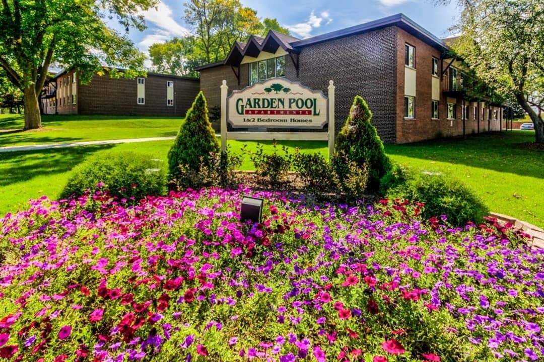 Garden Pool Apartments in West Allis, WI - Foto de edificio
