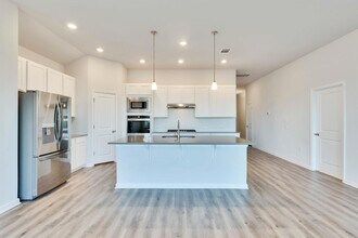 7201 Jument Dr in Briarcliff, TX - Building Photo - Building Photo