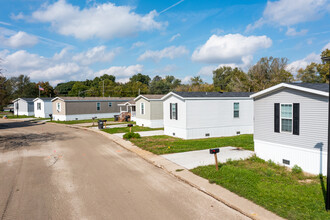 Willow Green Mobile Homes in Monroe, MI - Building Photo - Building Photo