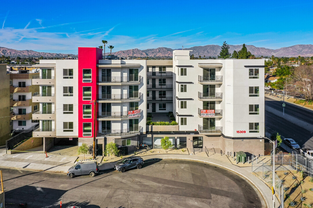 15309 W Cabrito Rd in Van Nuys, CA - Foto de edificio