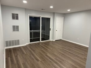 78 Junco Ct, Unit 78 in Three Bridges, NJ - Foto de edificio - Building Photo