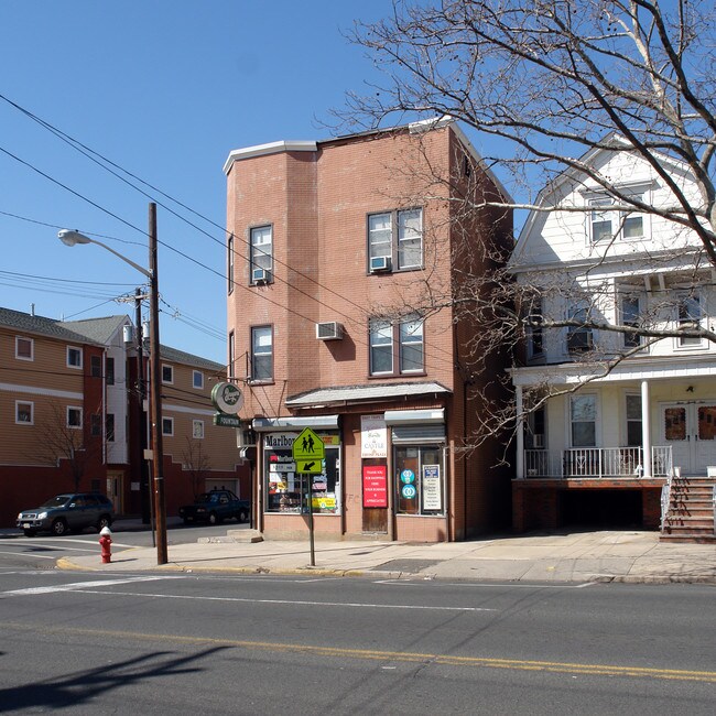 319 Avenue C in Bayonne, NJ - Foto de edificio - Building Photo