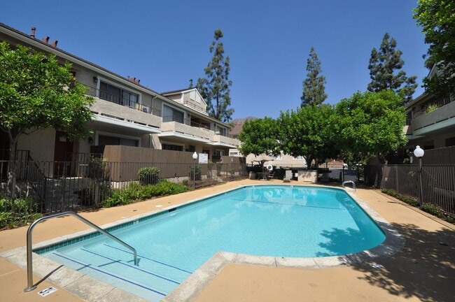 15520 Foothill Blvd in Los Angeles, CA - Building Photo - Building Photo