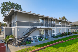 University Village Apartments in Riverside, CA - Foto de edificio - Building Photo