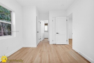 12287 NE 7th Ave in North Miami, FL - Foto de edificio - Building Photo