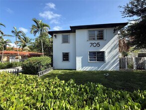705 NE 92nd St in Miami Shores, FL - Foto de edificio - Building Photo