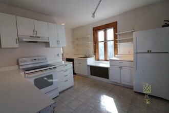 21 Osborne Rd, Unit 2 in Brookline, MA - Foto de edificio - Building Photo