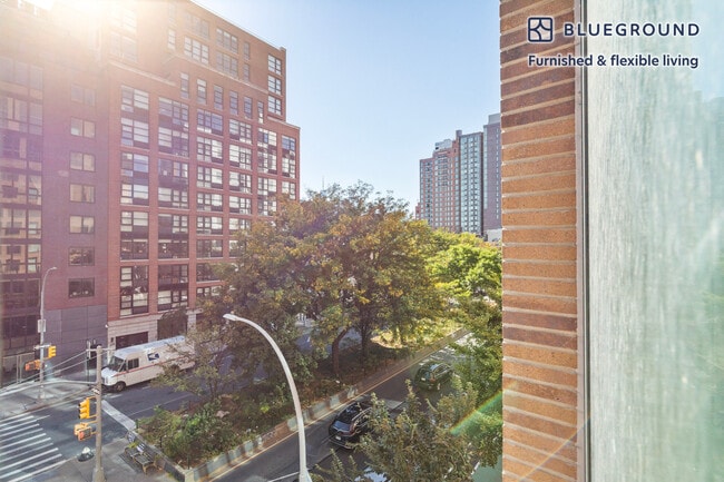 280 E Houston St in New York, NY - Building Photo - Building Photo