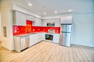 14629 W Erwin St in Van Nuys, CA - Foto de edificio - Building Photo