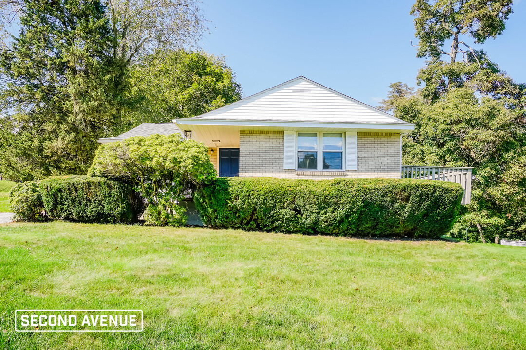 1886 Anderson Ave in Coraopolis, PA - Building Photo