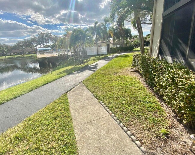 536 Shady Pine Way in Greenacres, FL - Building Photo - Building Photo