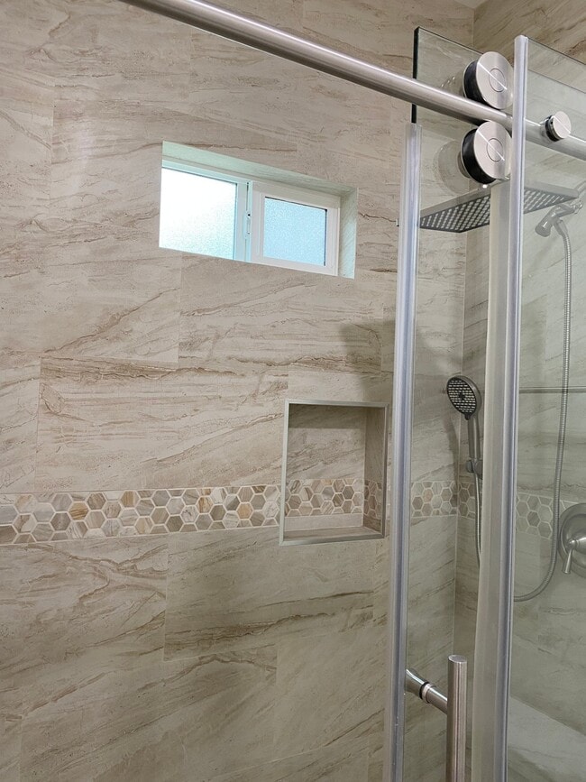 property at 1610 N Kingsley Dr