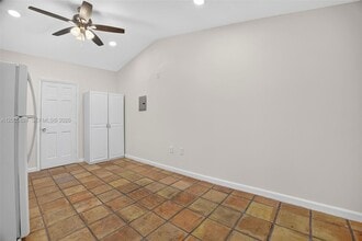7941 SW 37th Terrace, Unit studio in Miami, FL - Foto de edificio - Building Photo