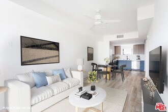 7617 Santa Monica Blvd in West Hollywood, CA - Building Photo - Building Photo