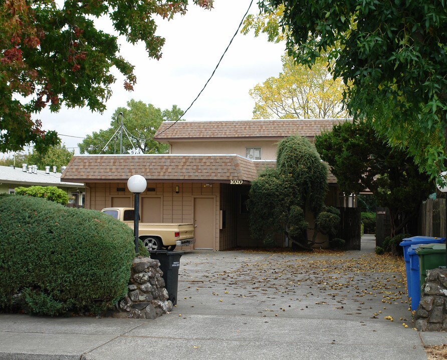 1020 3rd St in Novato, CA - Foto de edificio