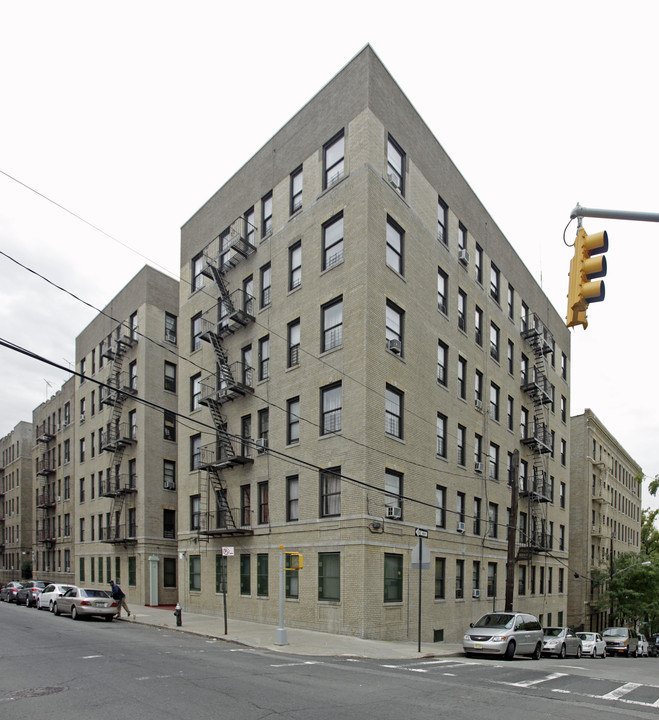 Wakefield Court in Bronx, NY - Building Photo