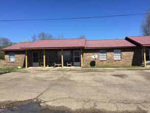 Pine Grove Apartments in Starkville, MS - Building Photo - Building Photo