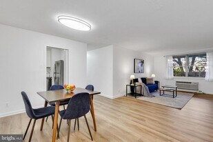 2030 N Adams St in Arlington, VA - Building Photo