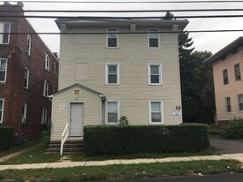 28 Oak St in New Britain, CT - Building Photo