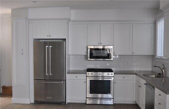 228 16th Pl in Manhattan Beach, CA - Building Photo - Building Photo