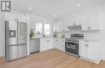 1029 Shepherds Dr in Burlington, ON - Building Photo - Building Photo